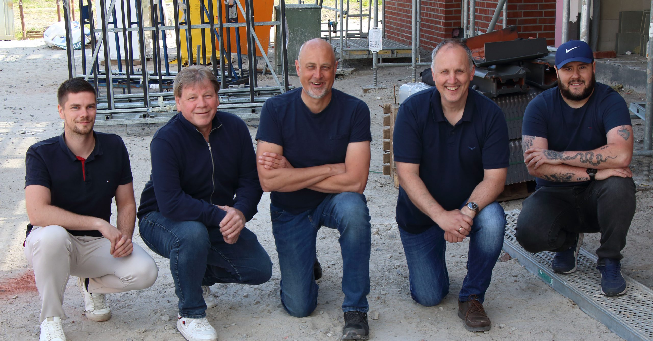 Gruppenfoto aller Mitarbeiter des Frank Stutz Bauunternehmen aus Oldenburg